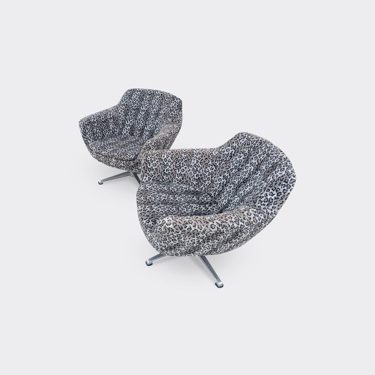 Snurrfåtölj i leopardmönster med metallfot, 1960-tal – bild 3