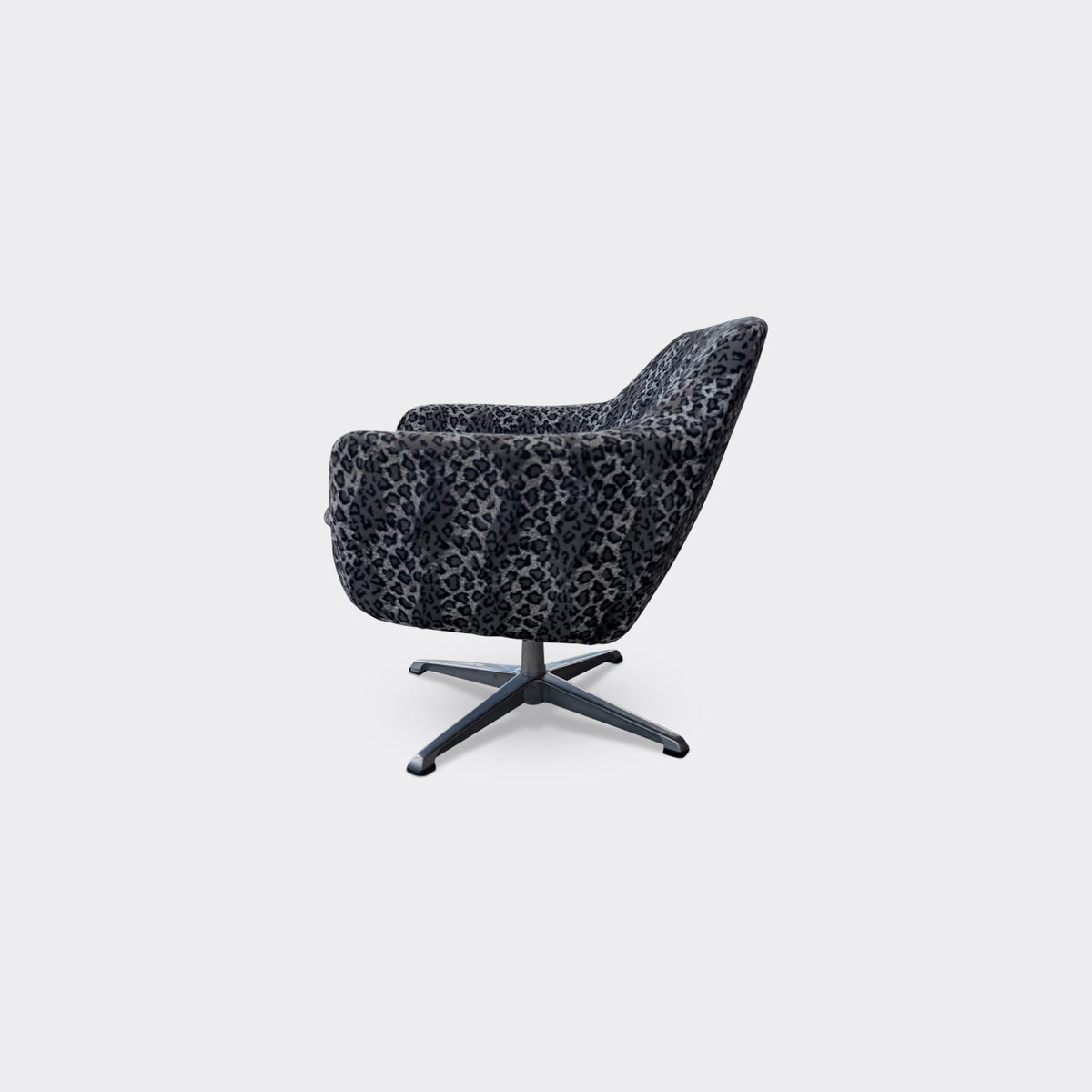 Snurrfåtölj i leopardmönster med metallfot, 1960-tal – bild 6