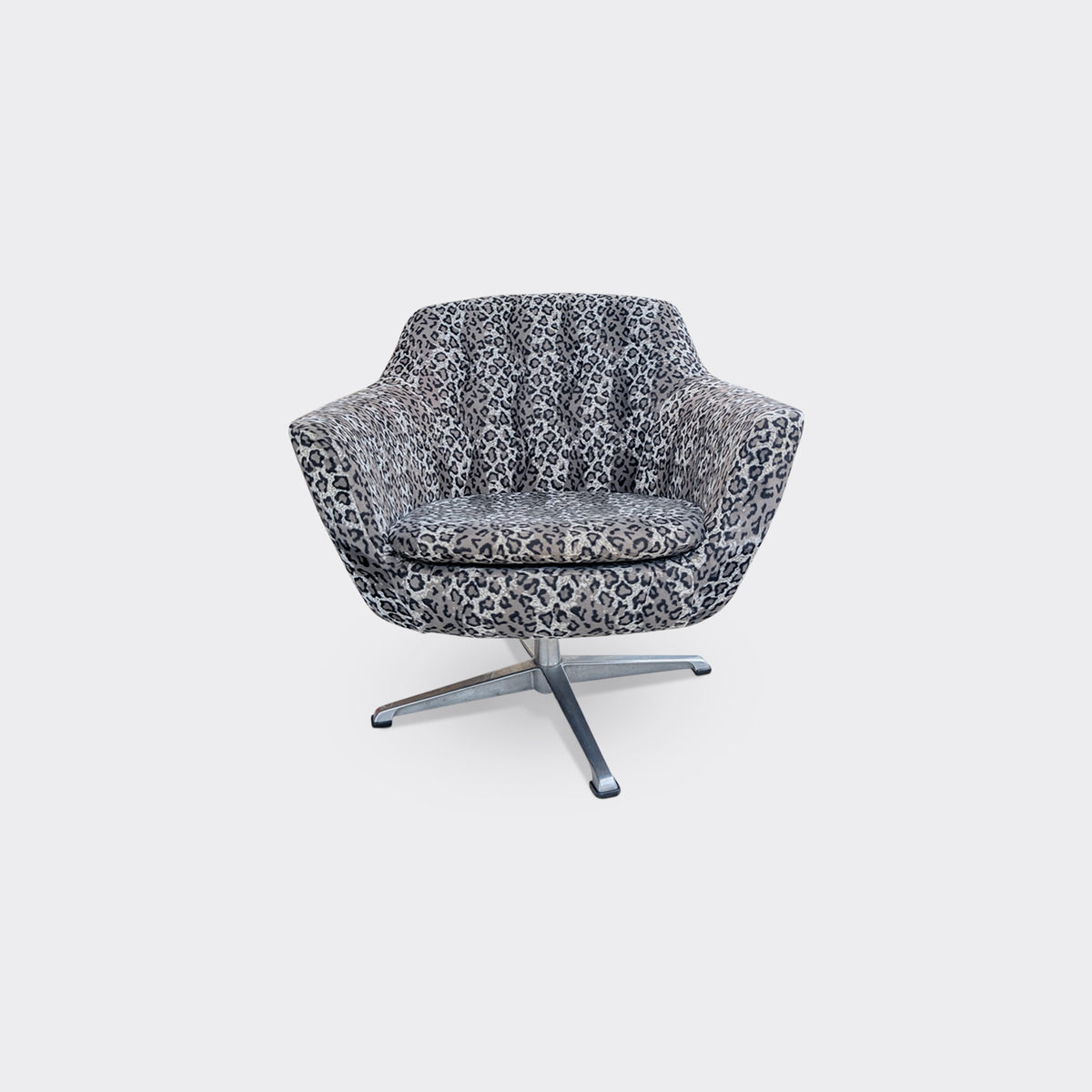 Två snurrfåtöljer i leopardmönstrad textil med metallfot, 1960-tal